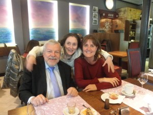 Olle Johansson, Montse Ferrer y Alicia Ninou durante su visita a Barcelona